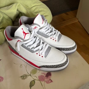 Jordan 3 - Jordan 3 fire red tvär snygga. Tyvärr passar dom mig inte det är storlek 47,5. Det är nya. Har använt dom en gång. Man får med shoe tree men inte original boxen för min mamma slängde den så man får med en annan. Pris kan diskuteras