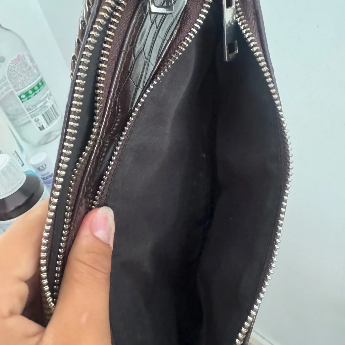 Brun axelväska med kedja och croc-mönster - 1