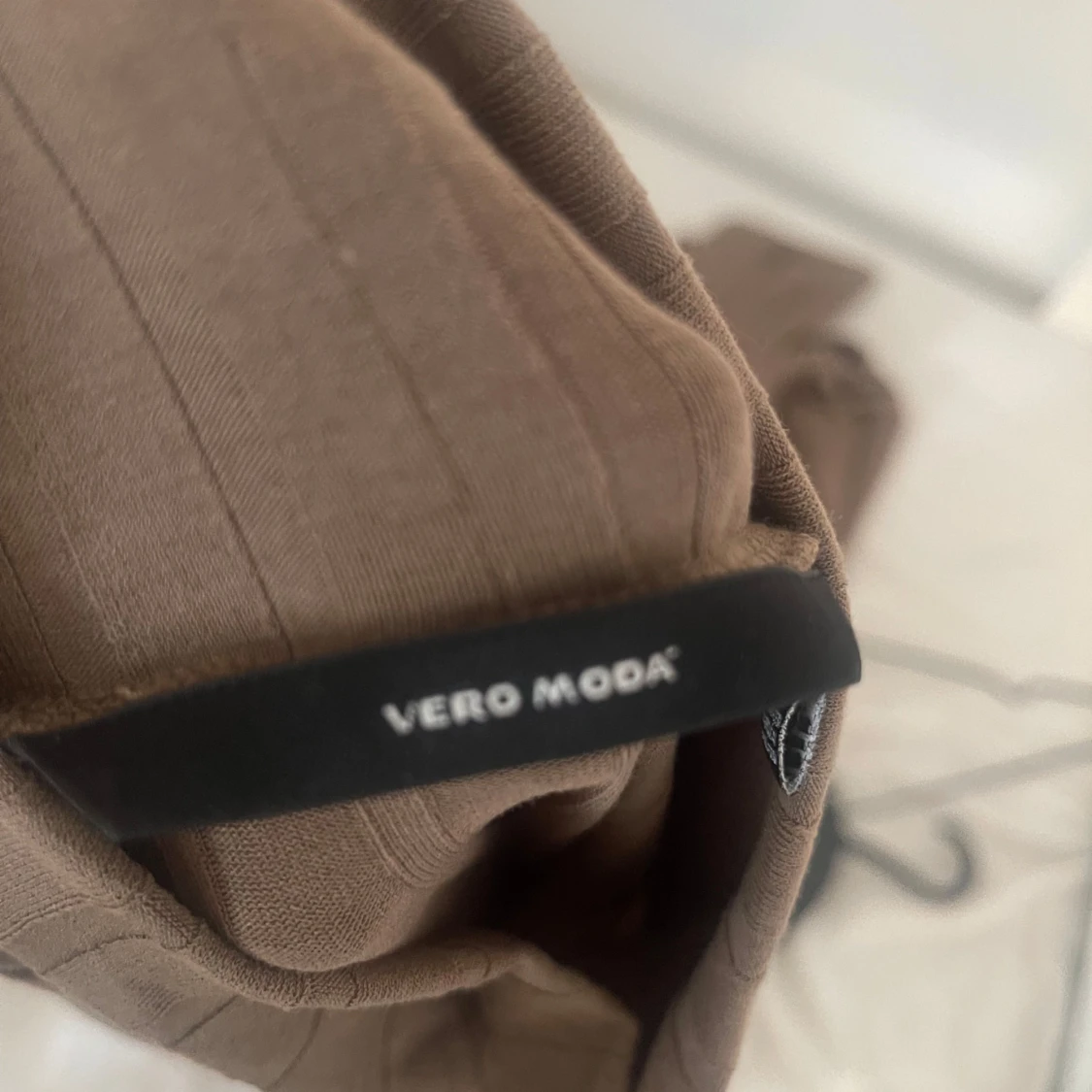 Ljusbrun  ribbad långärmad klänning Vero Moda - 2
