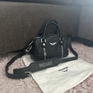 liten sunny bag zadig - Denna väska är köpt på Tradera för 2350 kr. Den är i storlek 18x10x12 cm och kommer med original dustbag. Den är i perfekt skick