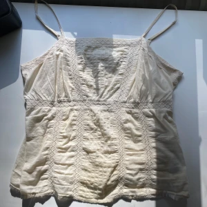 Gulligt linne - I gott skick med fina detaljer. Sitter som en M