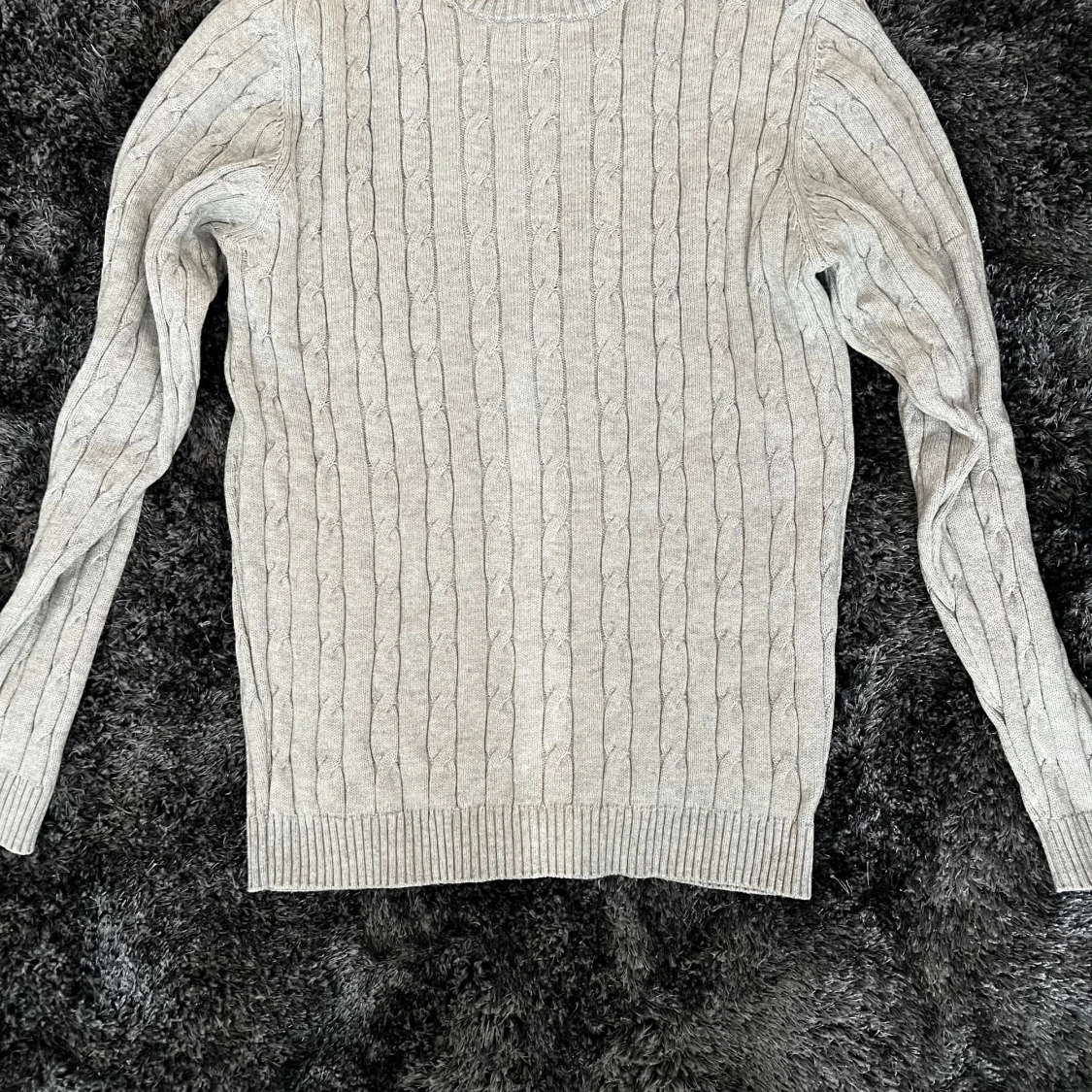 Ljusgrå kabelstickad tröja Alan Paine