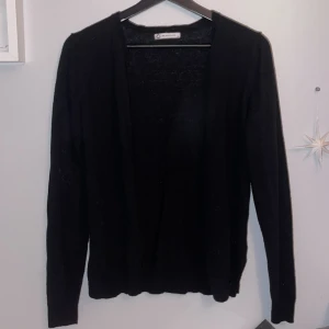 Svart kofta från Cubus - Storlek xs men är som en S. Svart kofta från Cubus med klassisk rak passform och långa ärmar. Koftan har diskreta svarta knappar framtill och är tillverkad i mjukt stickat material som känns skönt mot huden. 