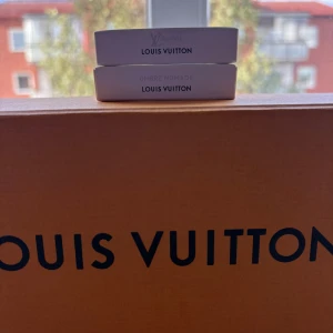 Louis Vuitton parfymprover - Två exklusiva parfymprover från Louis Vuitton: Ombre Nomade och Lovers. Proverna kommer i stilrena vita förpackningar med tydlig logga. Perfekt för dig som vill testa lyxiga dofter från ett ikoniskt märke. Båda är provsprayade med ett sprut. En för 49 båda för 69