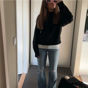 nelly jeans - säljer dessa supersnygga jeansen, knappt använda så superfint skick🥰💞😋🤗😚passar förmodligen 34 också!originalpris 699kr