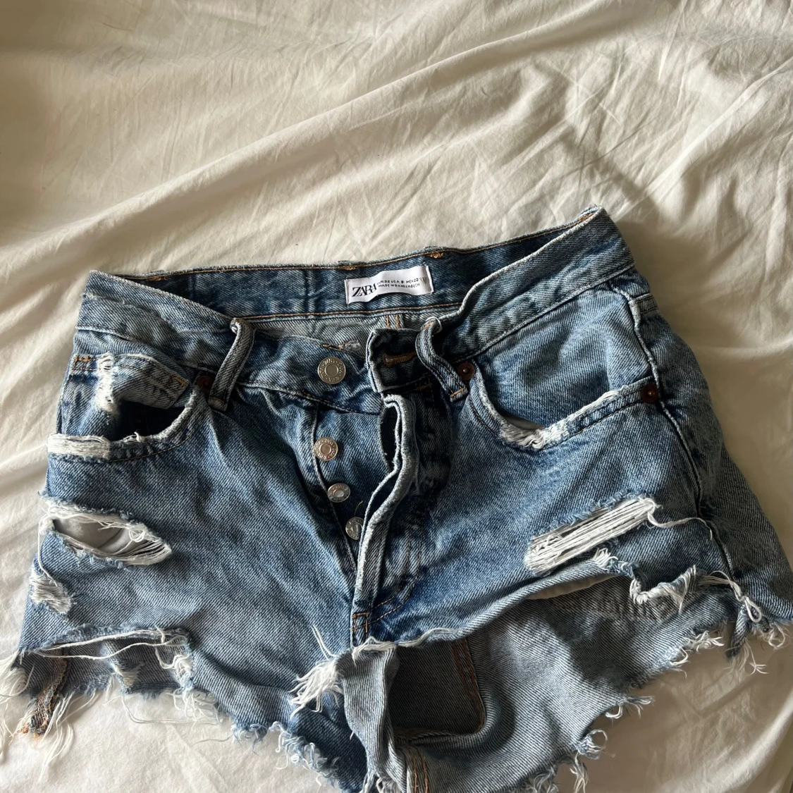 Blå slitna jeansshorts från Zara