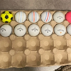 Callaway bollar - Bilderna visar olika golfbollar från Callaway i flera färger och mönster. 