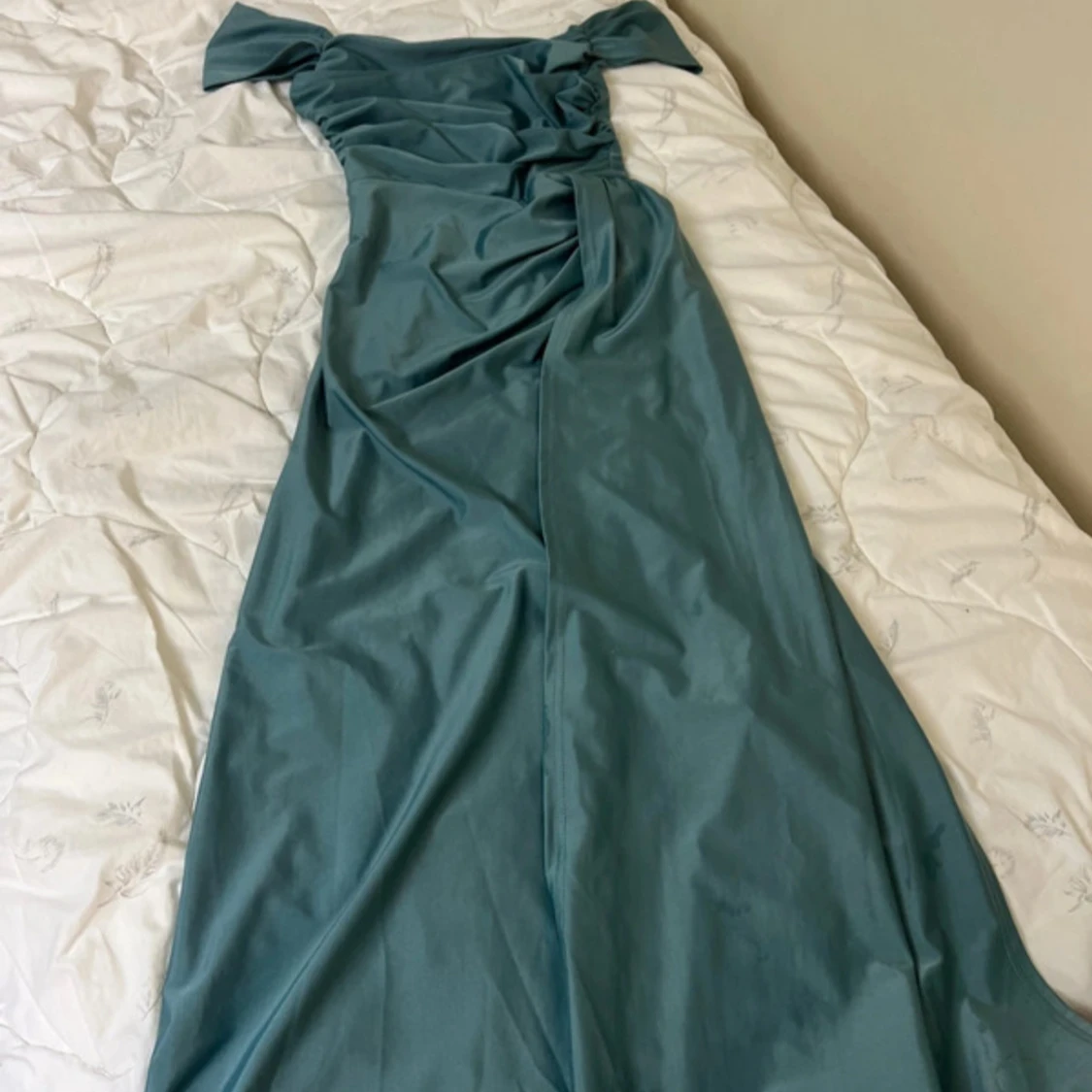 Ljusblå långklänning med offshoulder - 1