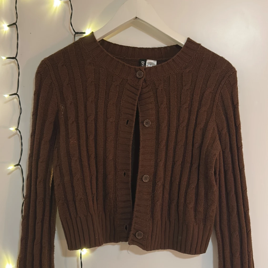 Brun stickad höstkofta med knappar  - 1