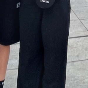 Svarta linnebyxor från H&M, wide fit - Svarta linnebyxor från H&M i storlek 42. Byxorna har en relaxed wide fit, hög midja och stängs med hake och dragkedja. Perfekta för en chill och stilren look, tillverkade i en skön linneblandning. Snygga till sneakers eller sandaler.