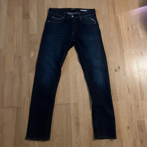  Replay Grover mörkblåa W31 L32 - Replay Grover mörkblåa W31 L32. Mycket sparsamt använda. Säljer då jag inte använder dem. Tveka inte på att höra av dig om du har några frågor eller funderingar!