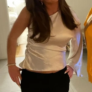 One shoulder topp - Superfin one shoulder topp i champagne/guld färg🥰