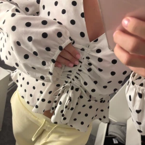 Prickig omlottblus med snörning - väldigt fin blus men som inte heller kommer till användning 