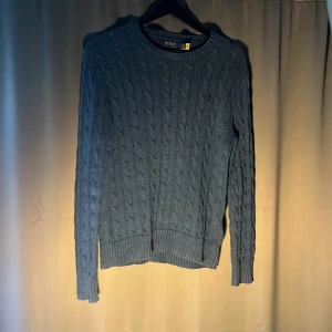 Ralph lauren tröja - Kabelstickad mörkblå tröja. Använd men i bra skick!