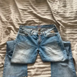 Lågmidjade replay jeans - Sååå snygga replay jeans i strl 27/32 Midjemått: 38cm Innerbenslängd: 70cm Som referens är jag runt 162-163cm och de passar mig bra i längden 💕 Jeansen är klippta längst ner!! Vid fler frågor eller bilder är det bara att skriva