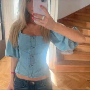 Topp med puffärm  - Superfin men kommer inte till användning. Storlek M🩵