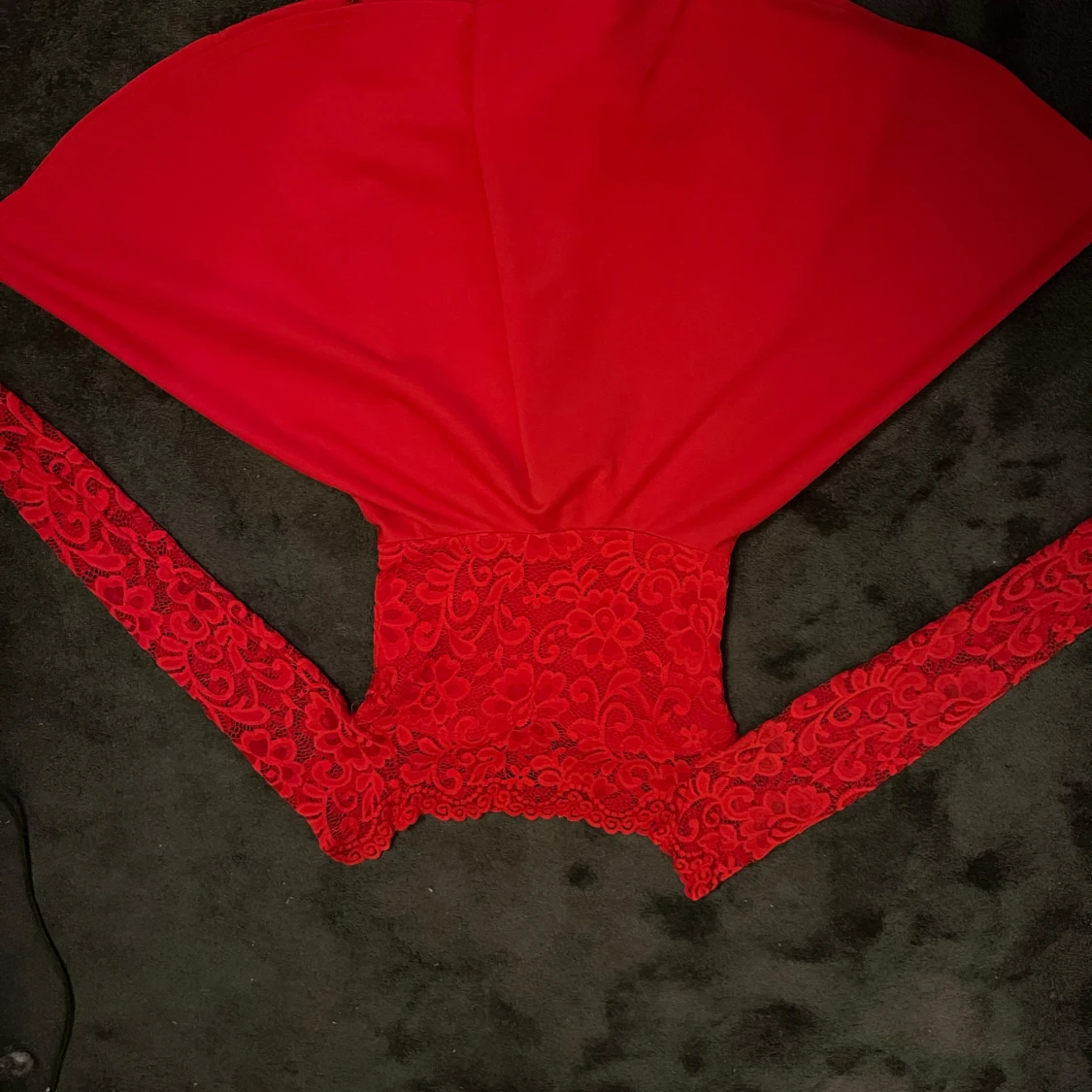 Röd spetsklänning från NLY One - 1