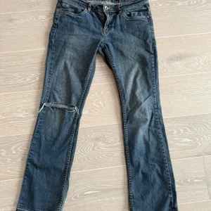 Utsvängda jeans med hål - Assnygga jeans med slitning vid ena knät. Bra kvalité💕