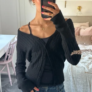 Svart stickad kofta - Hej!! Säljer denna jättesöta koftan som går att ha precis som en vanlig kofta eller lite off sholder som jag har på första bilden. Storleken är s men skulle säga att den passar en xs-s. Tveka inte att skriva vid frågor och pris kan diskuteras!🤗