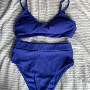 Blå ribbad bikini med hög midja - Säljer en stilren bikini med ribbad tyg 💗