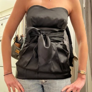 Bandeau topp i satin - Så fin festligare topp i satin med knytning man kan välja att ha fram eller bak så fint med båda🫶❤️