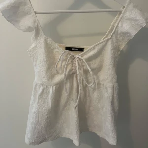 Vit blus med snörning från Bik Bok - Supersöt vit blus från Bik Bok i storlek S. 