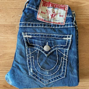 True Religion Jeans Billy Super T - True religion jeans, storlek 31, väldigt bra skick men bytt knapp där bak,  43cm midja, 106cm längd, 80cm innerben, 22cm ben öppning. 