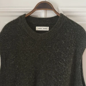 Mörkgrå stickad väst från Samsøe Samsøe - Mörkgrå stickad väst från Samsøe Samsøe med rund halsringning och breda ärmhål. 