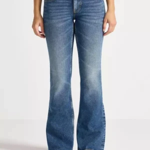 Blå bootcut jeans med utsvängda ben - Snygga blå jeans med bootcut-modell och utsvängda ben. Jeansen har klassisk femficksdesign, normal midja och är tillverkade i ett slitstarkt denimtyg. 