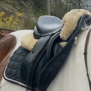 Svart schabrak - Ett svart vanligt men stilrent schabrak som är lite slitet, därav priset💕 I storlek FULL men fungerar på mindre hästar också. Har används mest som ’’uterittsschabrak’’ Därav lite synligt slitage. 