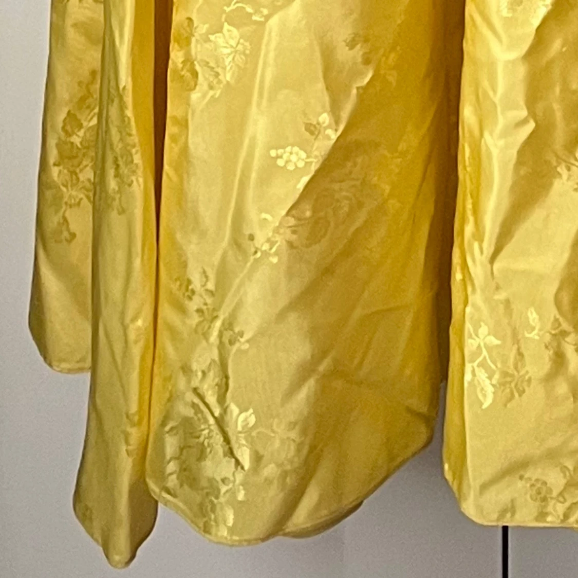 Gul långklänning med blommönster - 3