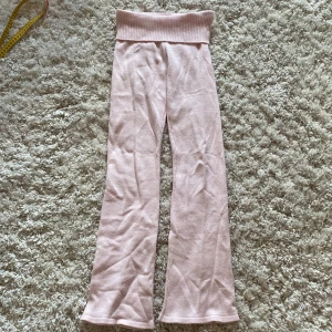 Ljusrosa stickade byxor Gina Tricot - Supermjuka ljusrosa stickade byxor från Gina Tricot🩷Storlek 146-152