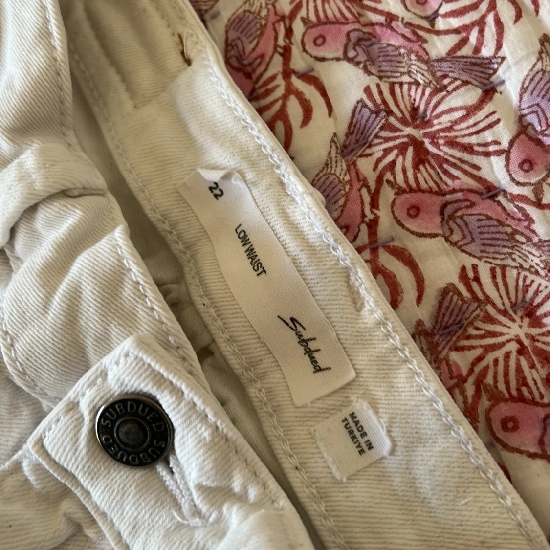 Vita lowwaist shorts från Subdued - 1