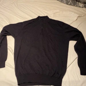 Mörkblå half zip tröja Oscar Jacobson - Mörkblå tröja från Oscar Jacobson, helt oanvänd. Storlek L men passar både M och L. Ny pris 1400kr. Vid funderingar tveka inte på att fråga😁