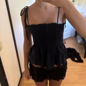 Topp - Supersöt  linnetopp med volang nertill i storlek xs!😝👌(Pris går att diskutera) 