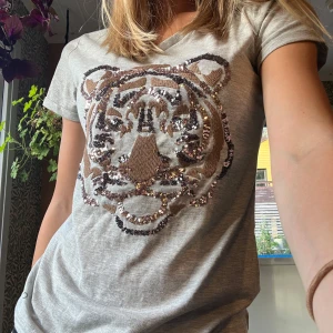 Paljett tshirt med tigertryck - Cool tröja från Saint Tropez!🐅Ett litet ”extra” basplagg. Något större i storleken. Aldrig använd🧡