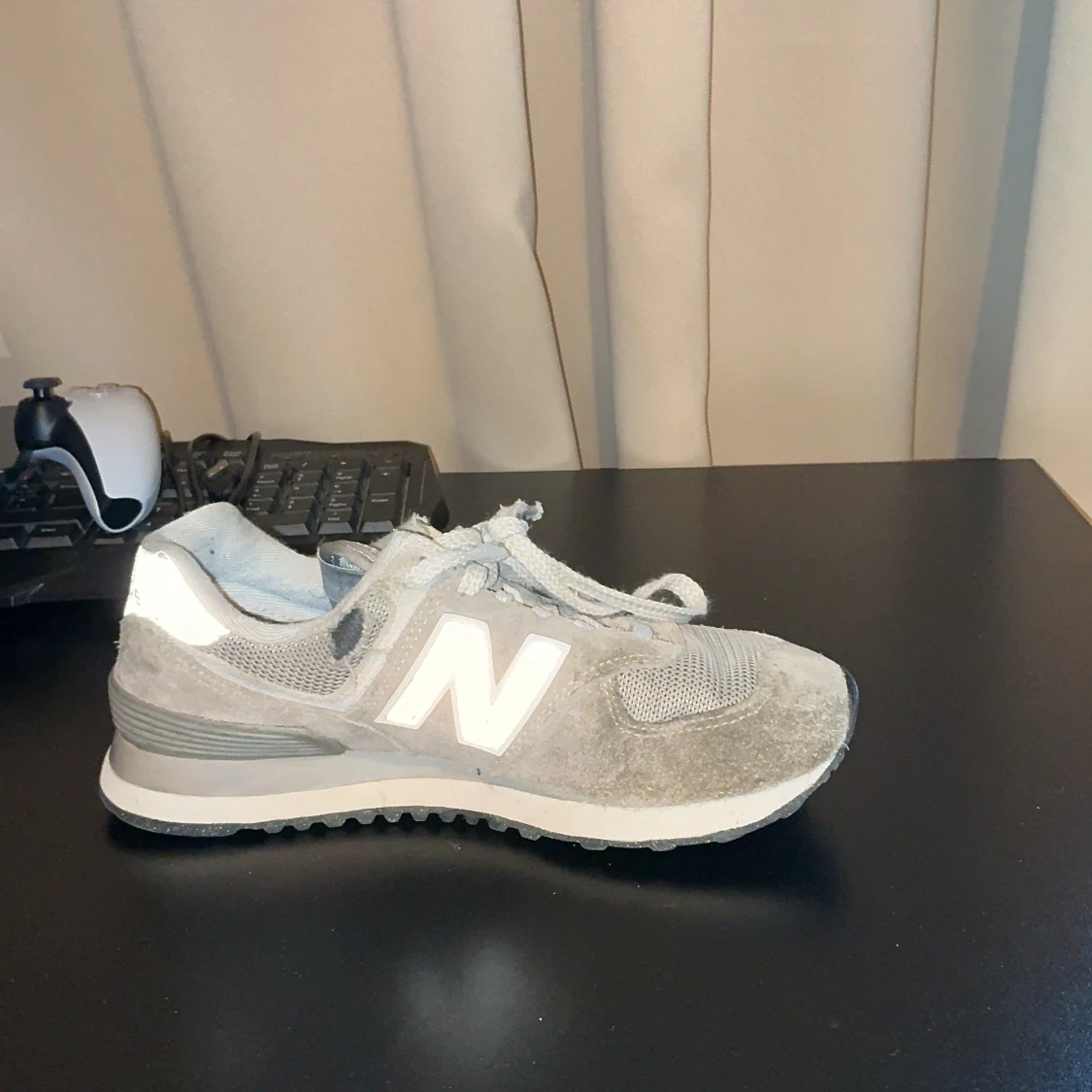 Grå New Balance sneakers i mocka - 1