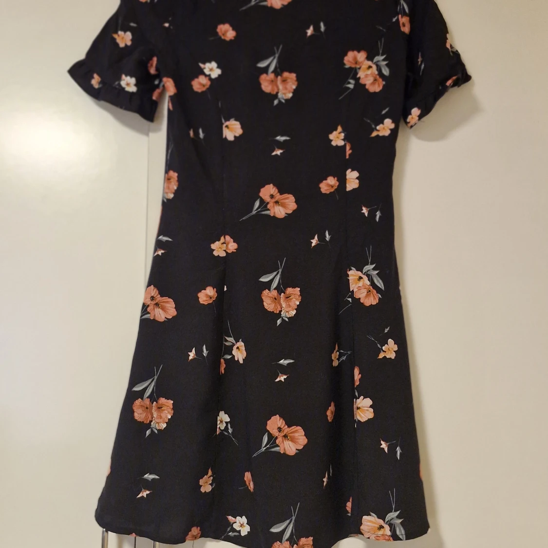 Svart blommig kortklänning med knappar - 1