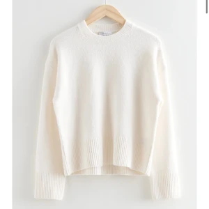 Stickad tröja  - Stickad tröja från &other stories i vitt, fint skick i strl M💕