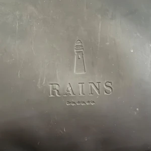 Svart ryggsäck från Rains - Knappt använd. Nypris: 1199kr