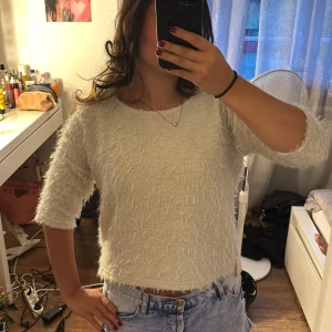 Vit fluffig stickad tröja - supersöt fluffig tröja med trekvartsärm. Den är enkel men verkligen superfin och perfekt för att klä upp sig i vardagen❣️