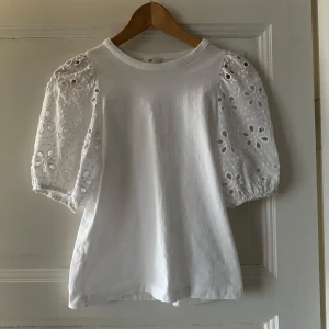 tshirt med hålbroderade ärmar  - så så fin o gullig tshirt med puffiga hålbroderade ärmar, använd få gånger ❤️