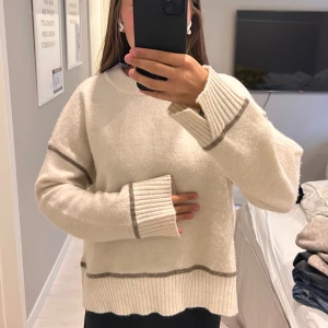 Beige stickad tröja från Indiska - Aldrig använt. Helt ny.