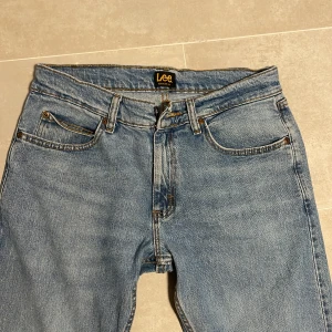 Lee Legendary Regular ljusblå jeans - Säljer ett par klassiska Lee Legendary Regular jeans i ljusblå denim. Jensen är som nya användt fåtal gånger riktigt frächa.                                                                   Hör av dig vid frågor eller mer bilder!!!