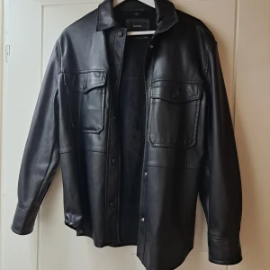 Svart skinnjacka - Oversized imitationsskinnjacka från Bershka i storlek S. Säljer då jag inte längre använder 💕