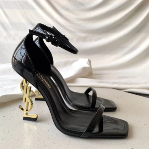 Svarta Saint Laurent klackar med YSL-häl - Dm vid intresse 
