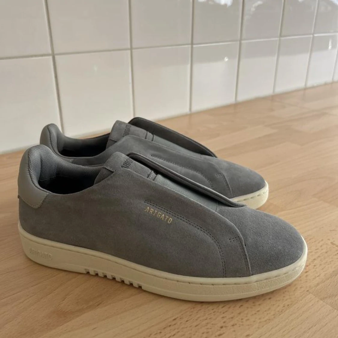 Grå mocka sneakers från Axel Arigato - 3