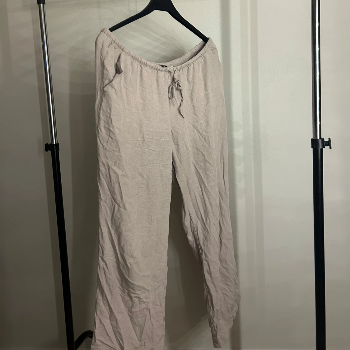 Beiga linnebyxor från Divided