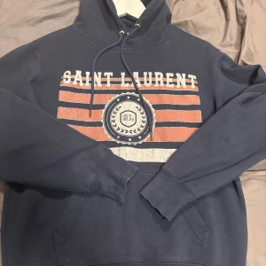 Saint Laurent hoodie - En Saint Laurent hoodie i storlek s. Säljer för att den inte används.