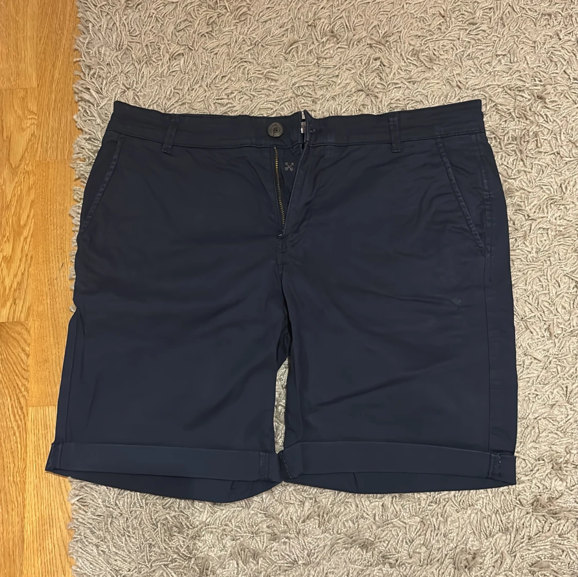 Mörkblå shorts från Selected Homme